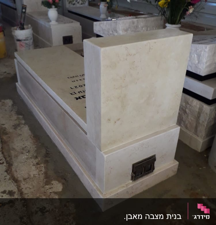 מצבות אבן עם כיתוב שחור וסידור פרחים